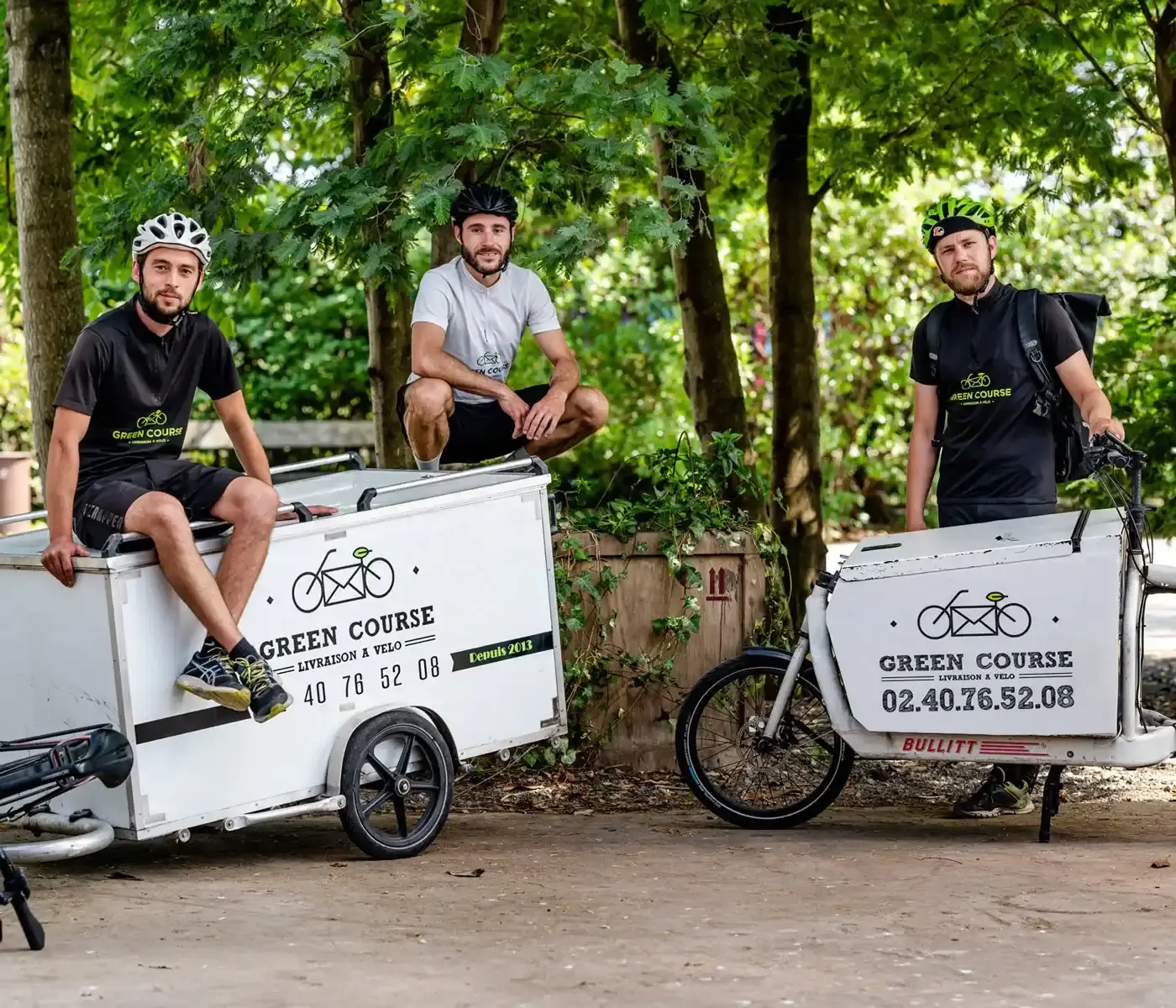 Photo d'équipe des cyclistes Green Course, souriants et professionnels.